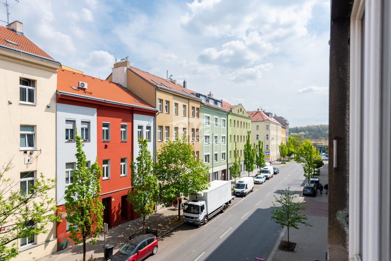 Pronájem byt 1+kk - Petrohradská, Praha, 28 m²