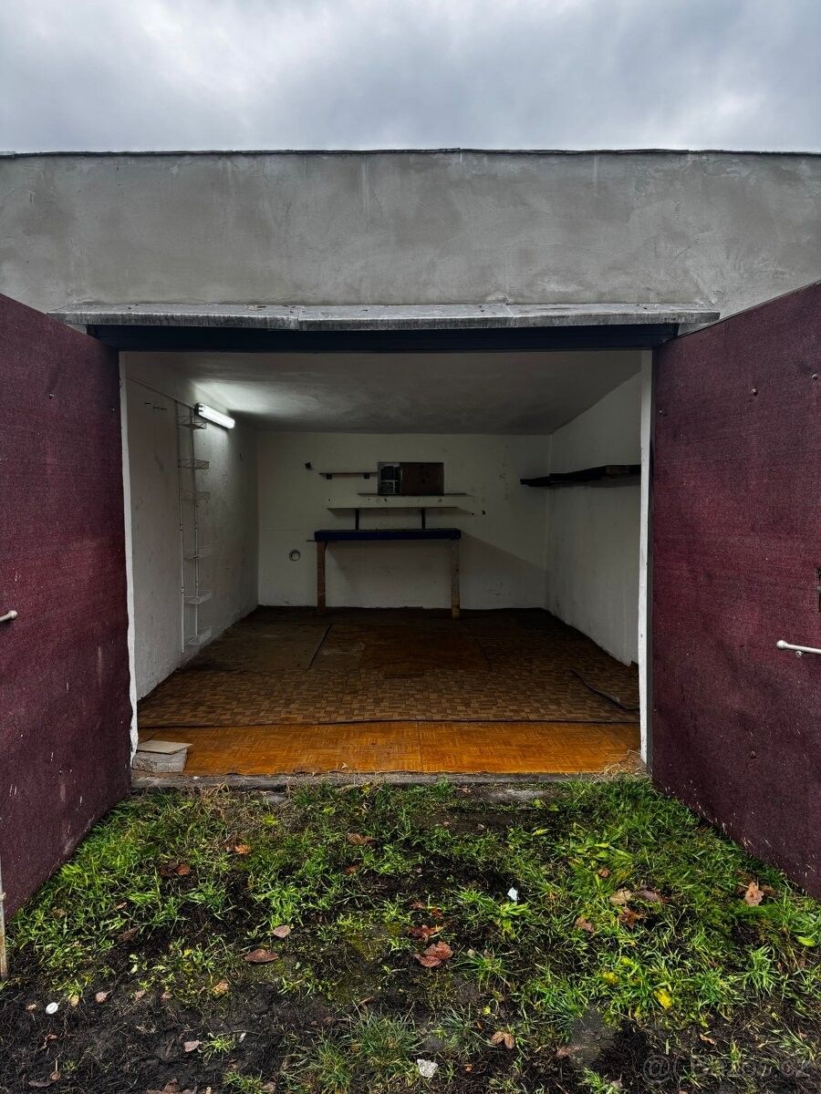 Garáže, Ostrava, 700 30