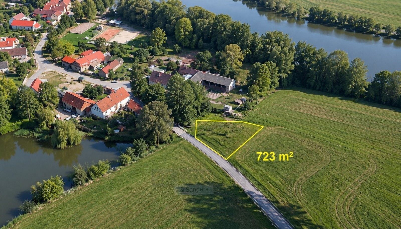 Louka, 723 m²