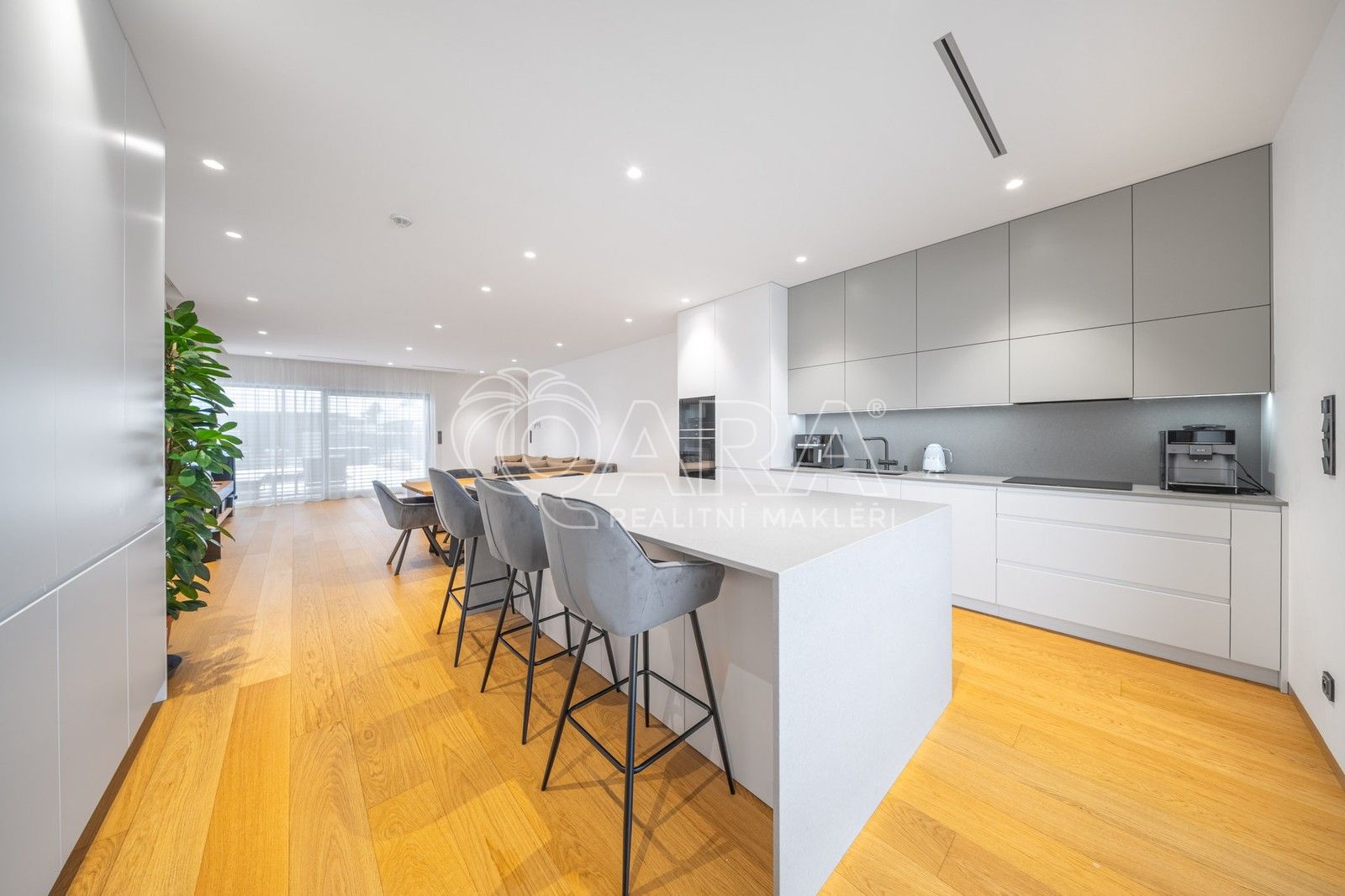 Pronájem rodinný dům - V Lukách, Vestec, 313 m²