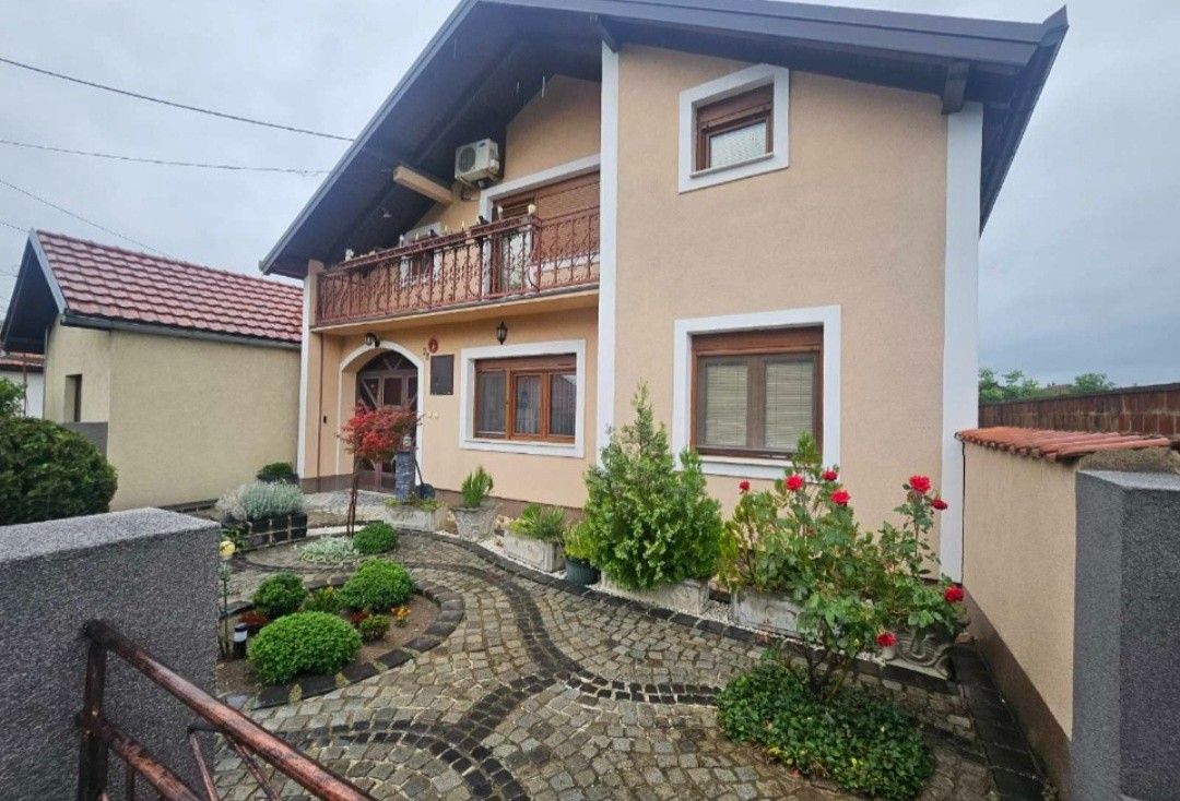 Rodinné domy, 987 66, Zahraničí