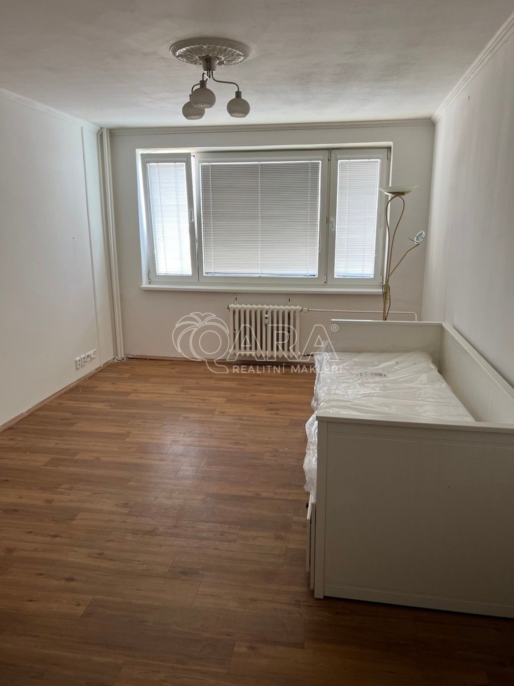 Pronájem byt 1+kk - Bajkonurská 736, Praha, 27 m²
