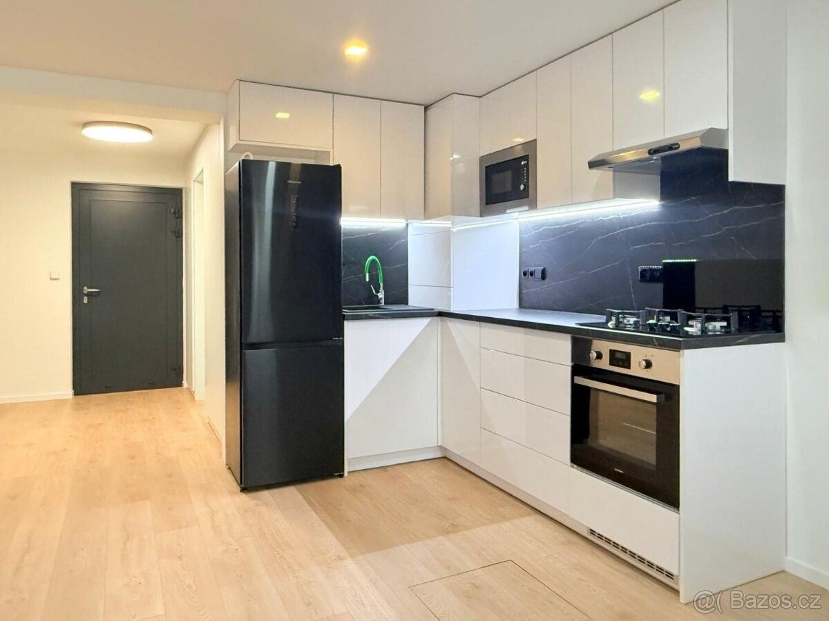 Pronájem byt - Cvrčovice, 691 23