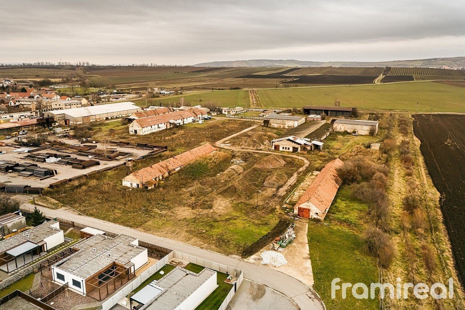 Komerční pozemky, Strachotín