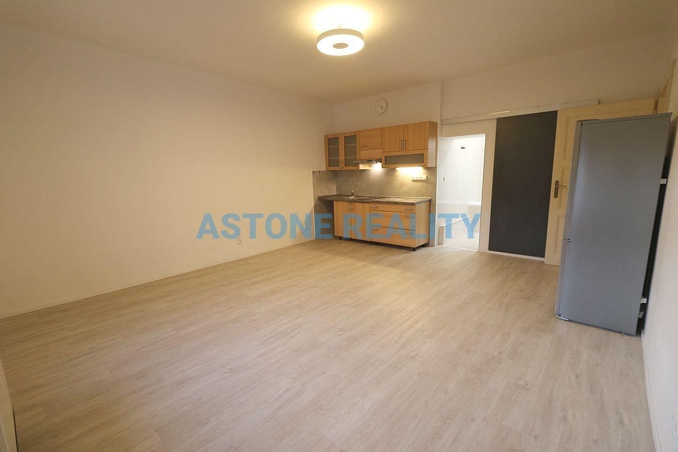 Pronájem byt 1+kk - Na Jezerce , Praha, 39 m²