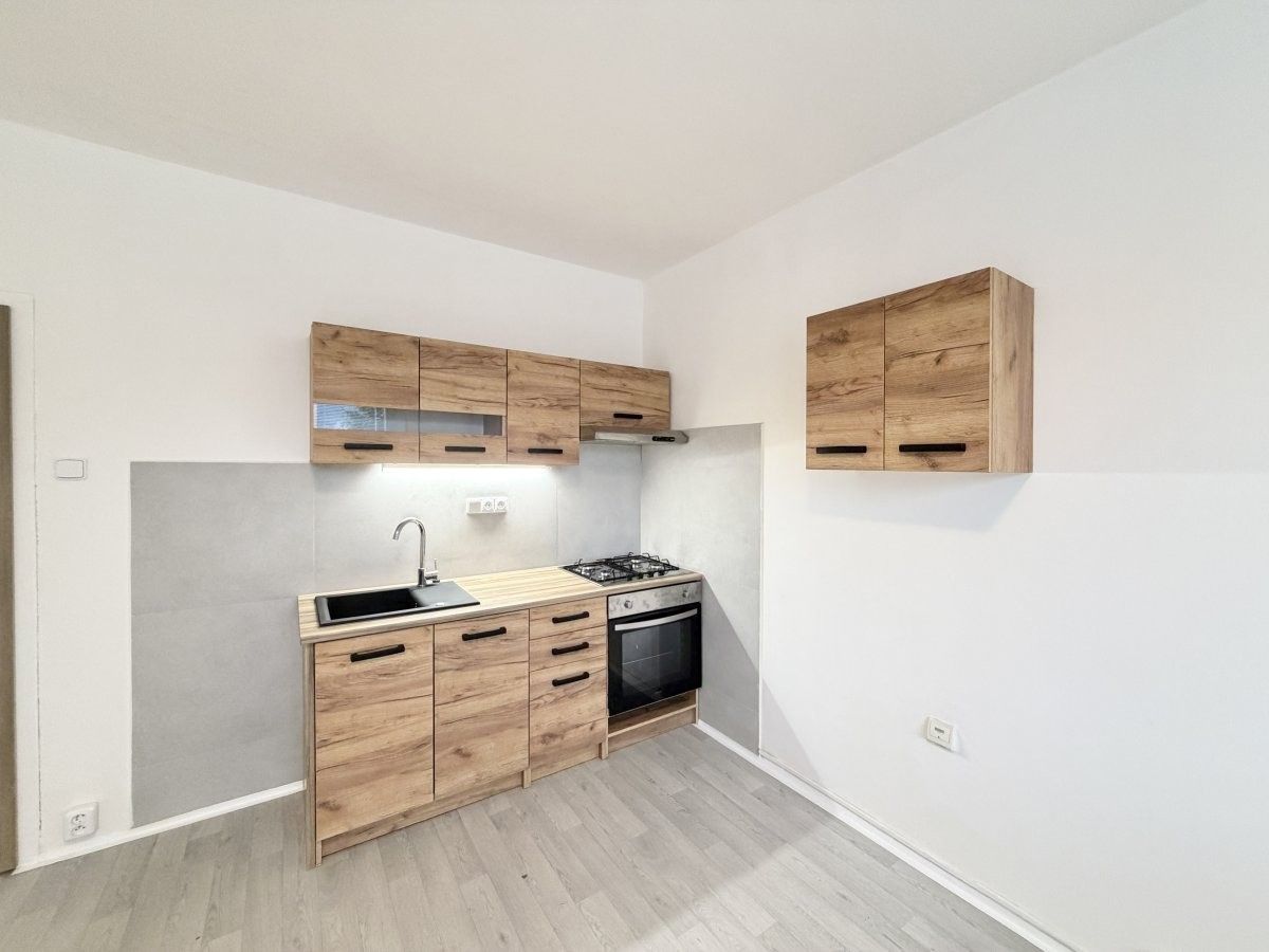 Pronájem byt 1+1 - Podzimní, Jablonec nad Nisou, 42 m²