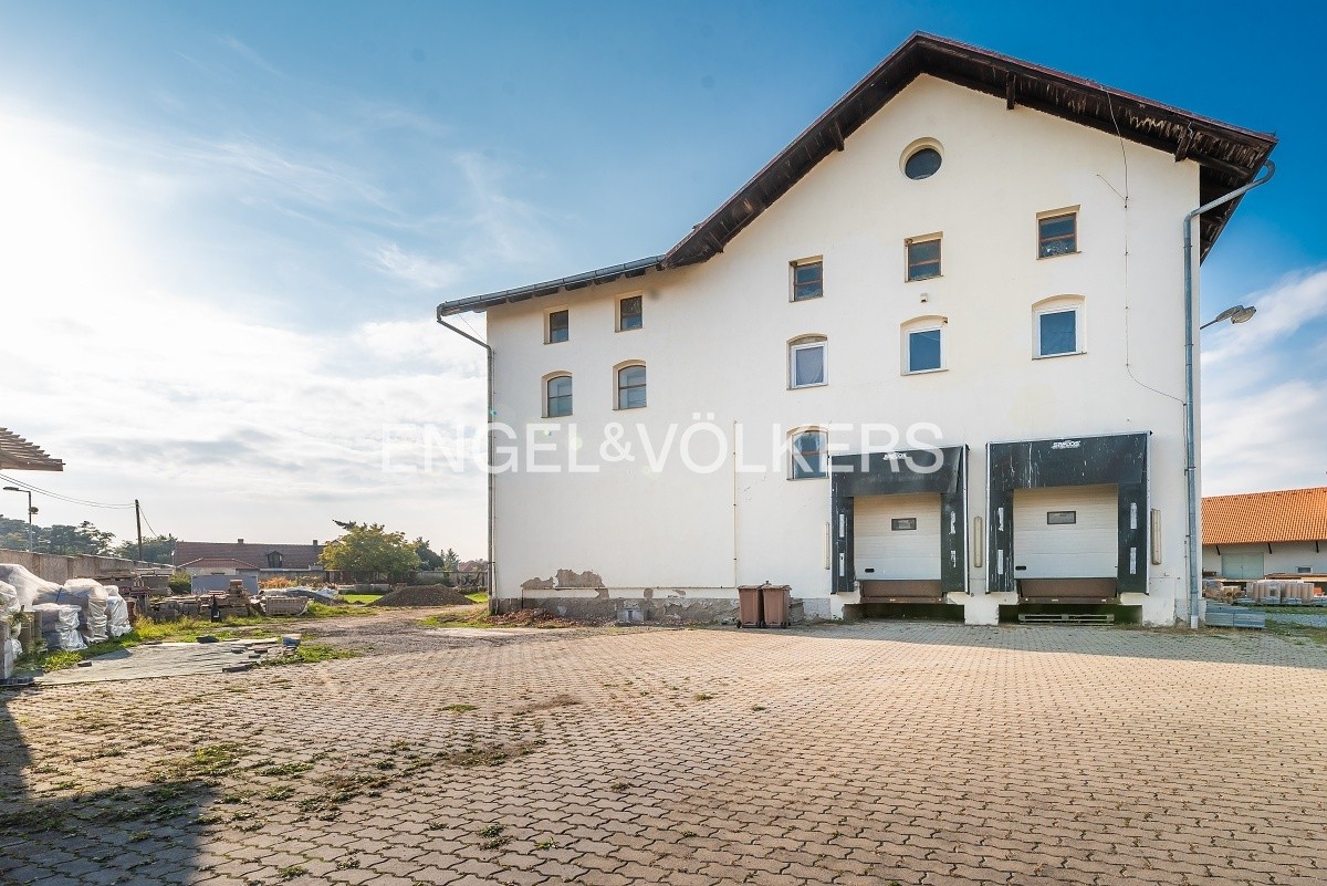 Výrobní prostory, 3 032 m²
