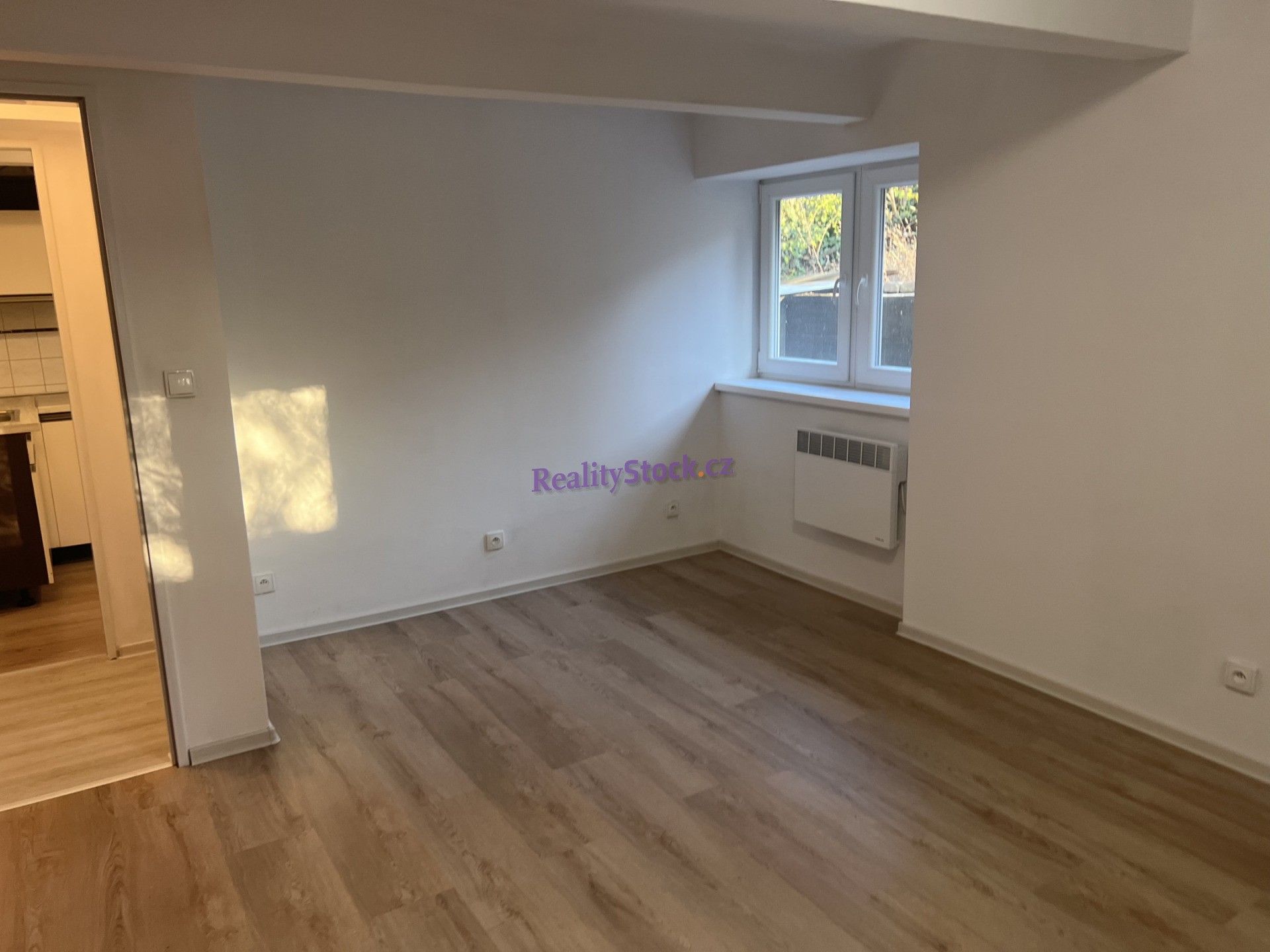 Pronájem byt 2+kk - Zárybničná, Praha, 36 m²