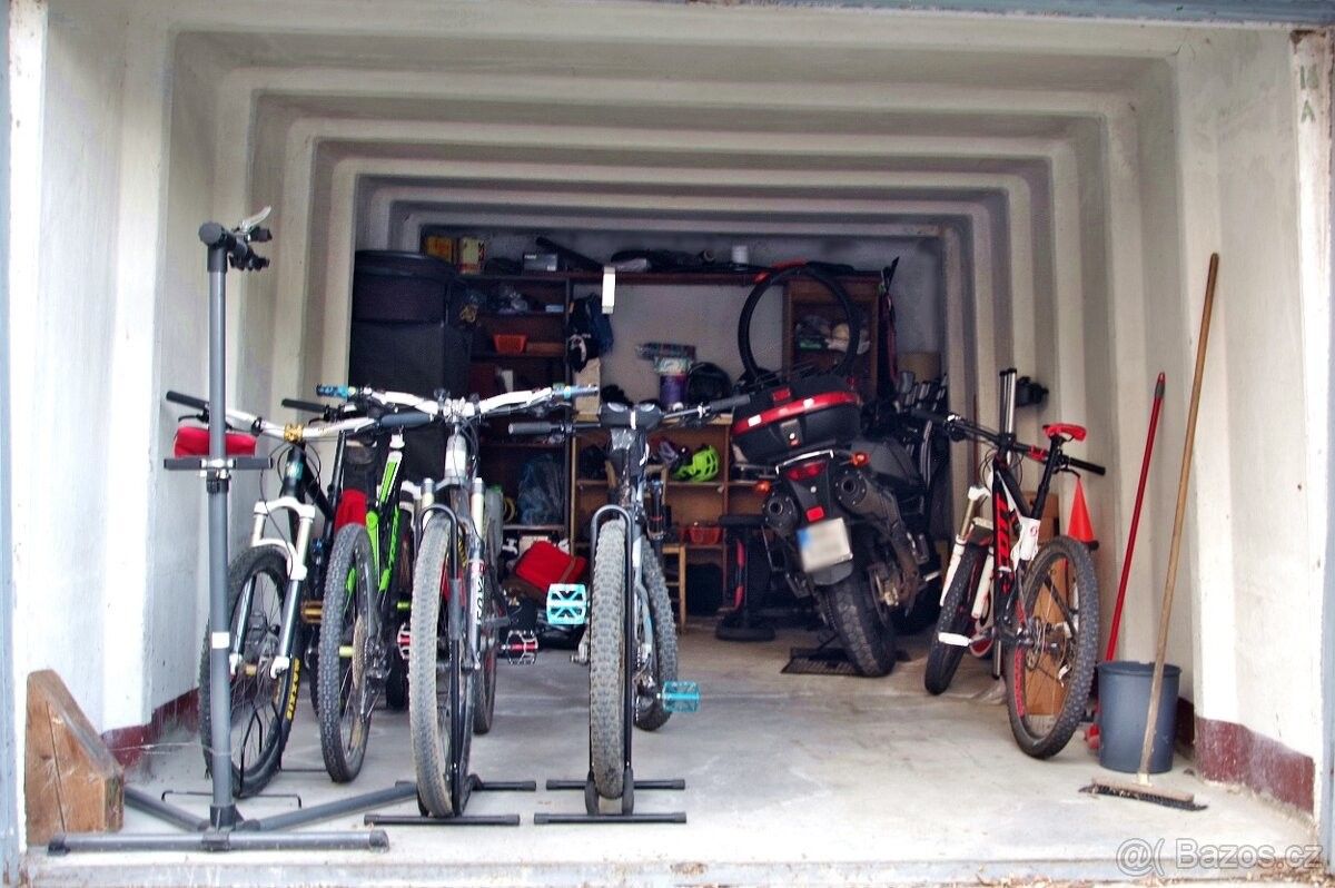 Garáže, Brno, 638 00