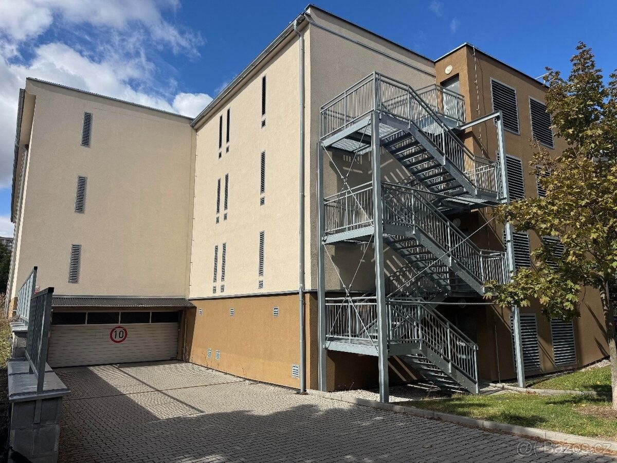 Garáže, Plzeň, 323 00 - 2