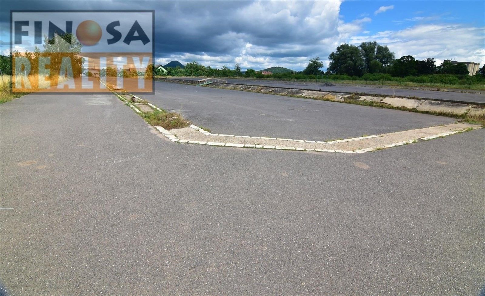 Prodej komerční pozemek - Husova, Lenešice