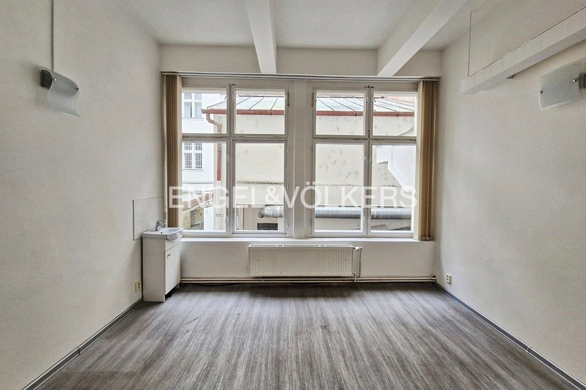 Kanceláře, V jámě, Praha, 14 m²