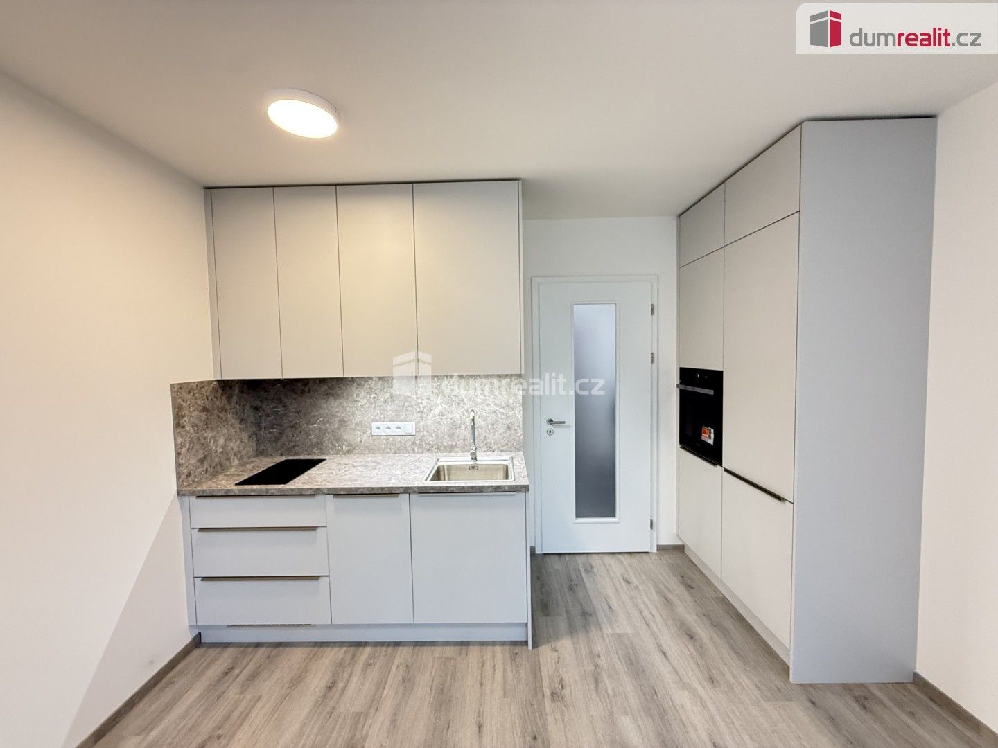 Pronájem byt 1+kk - Výstavní,Praha 11, 33 m²