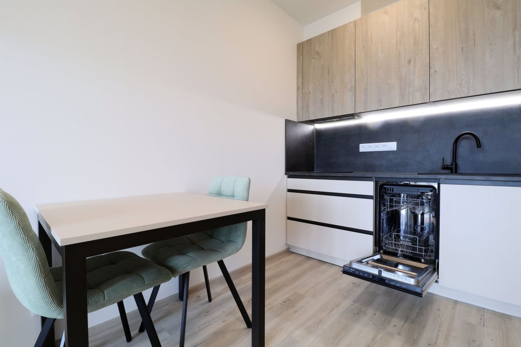 Pronájem byt 1+kk - Výstavní, Praha - Háje, 34 m² - 5