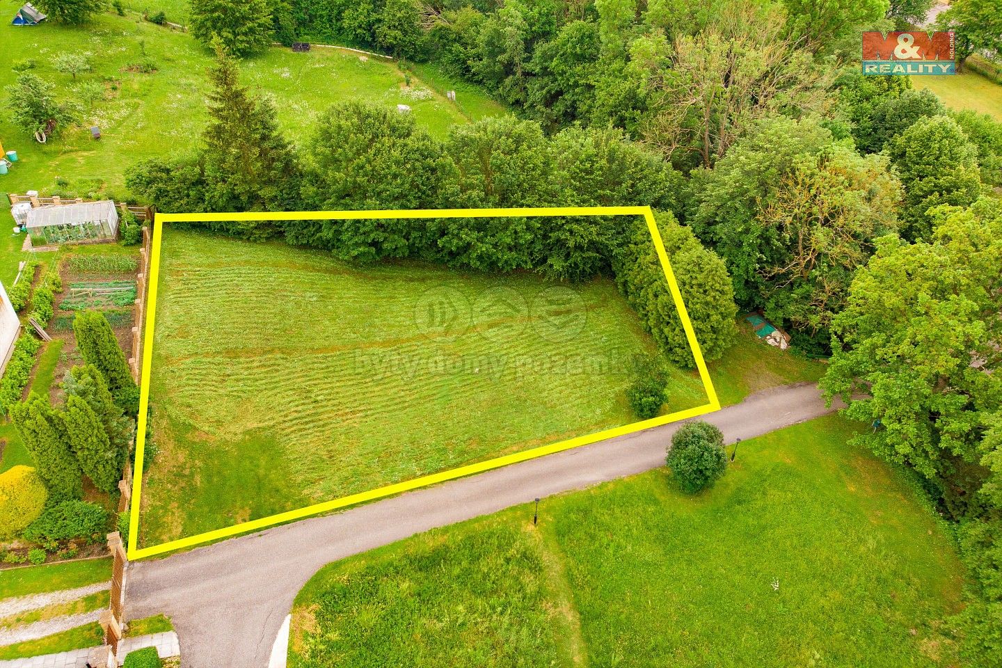 Louka, 877 m²