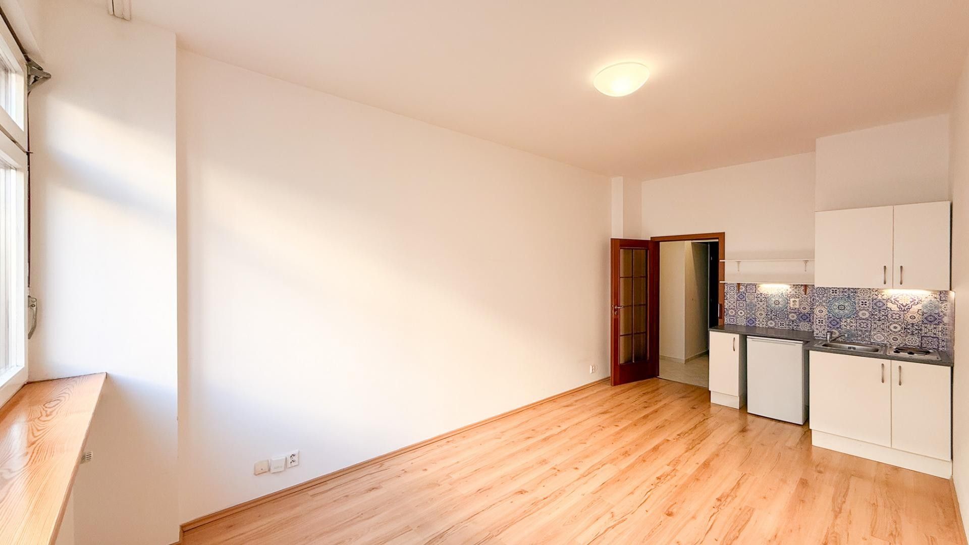 Pronájem byt 1+kk - Římská, Praha, 25 m²