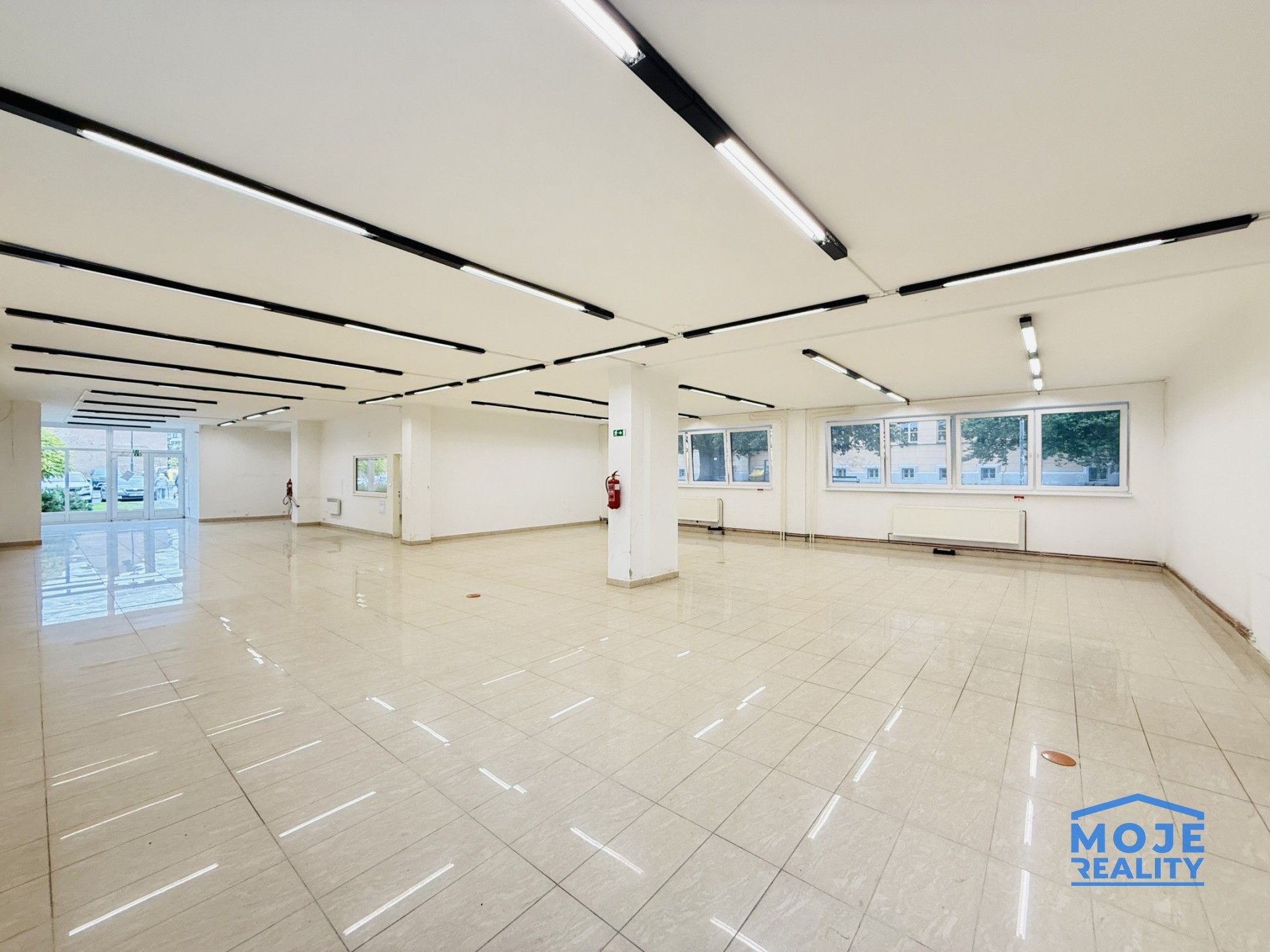 Pronájem obchodní prostory - Blatná, 464 m²