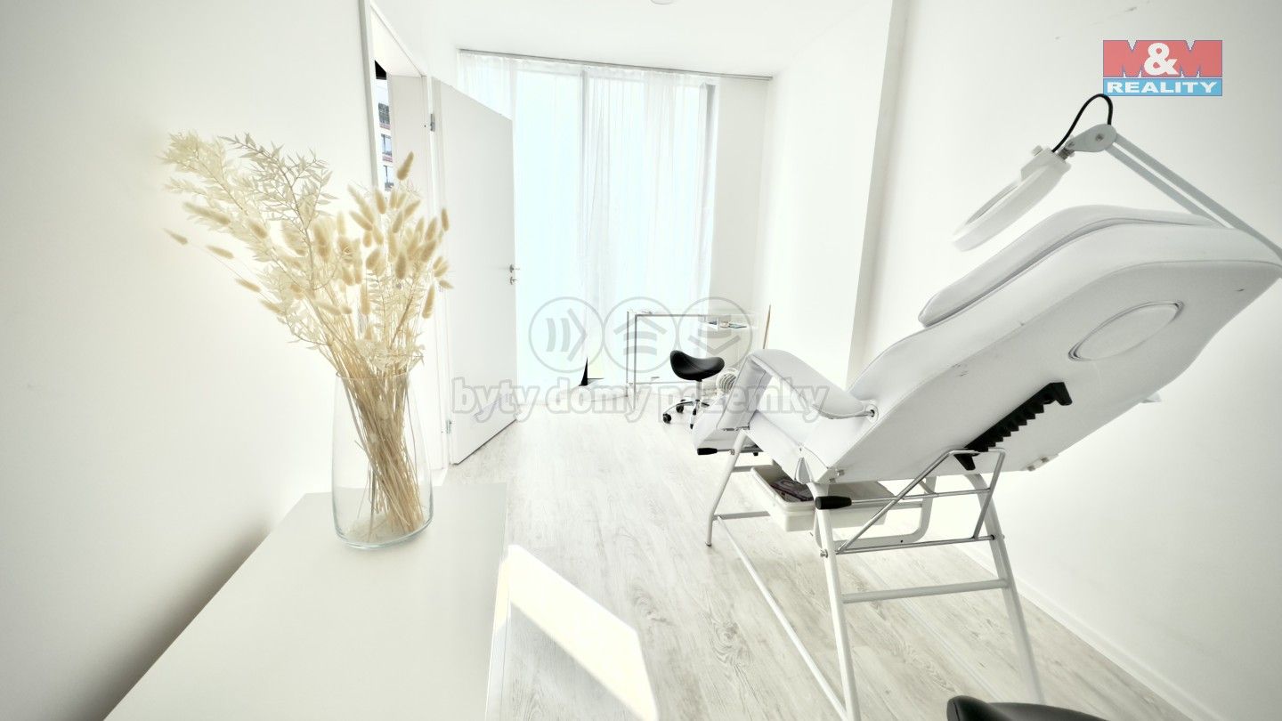 Pronájem obchodní prostory - Československého exilu, Praha, 18 m²