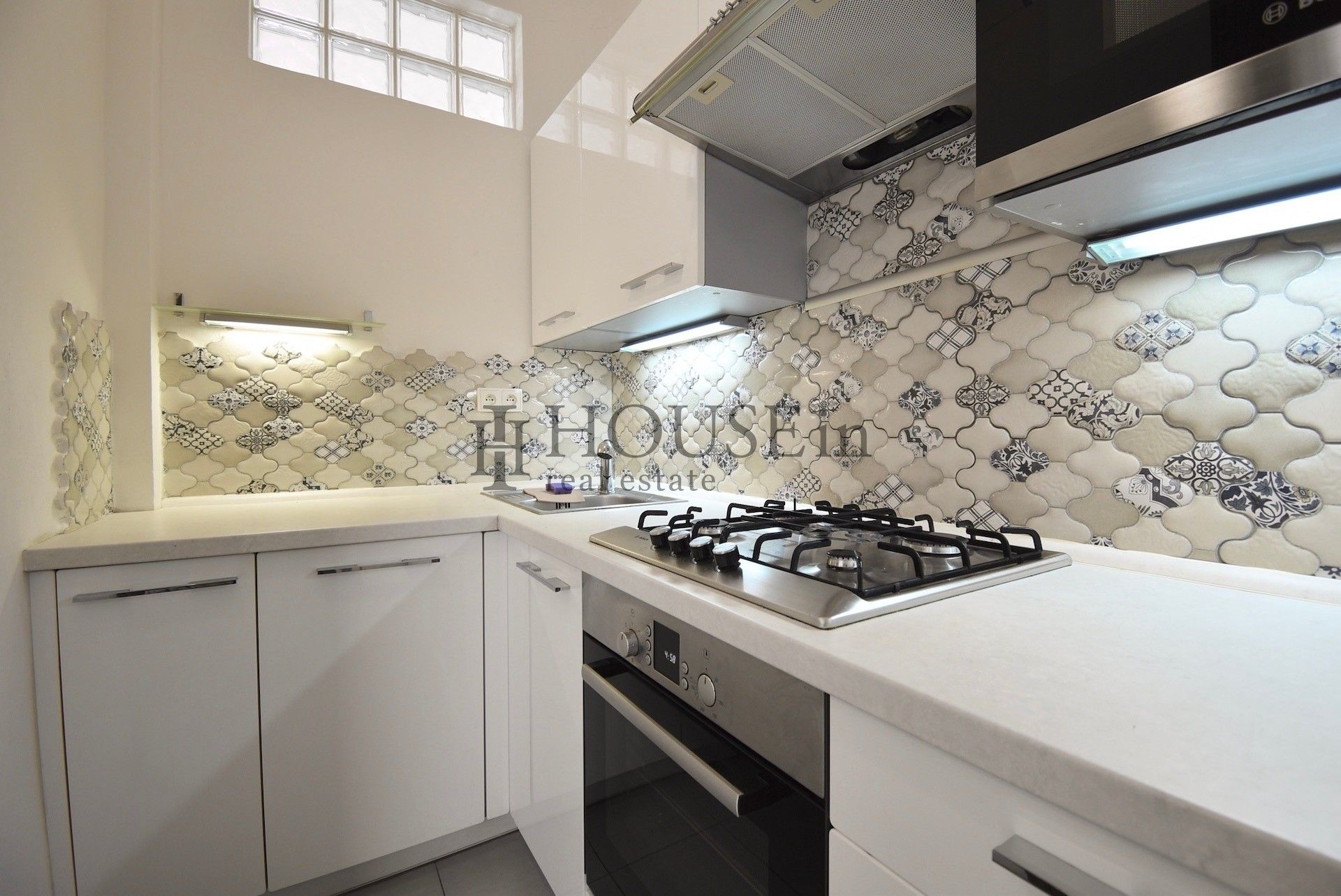 3+kk, Korunovační, Praha, 80 m²