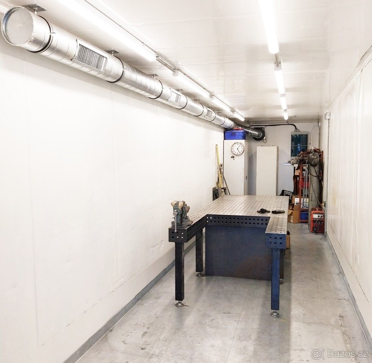 Sklady, Praha, 104 00