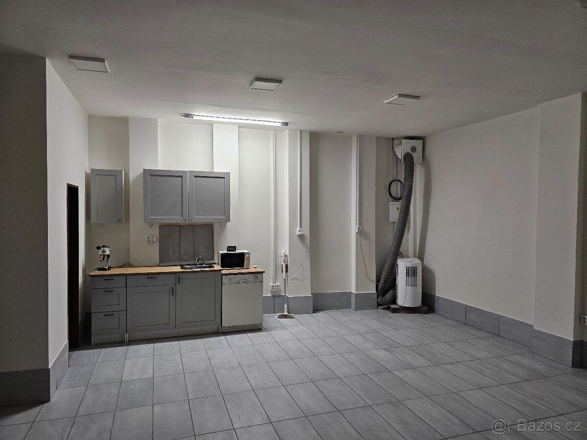 Pronájem obchodní prostory - Praha, 130 00