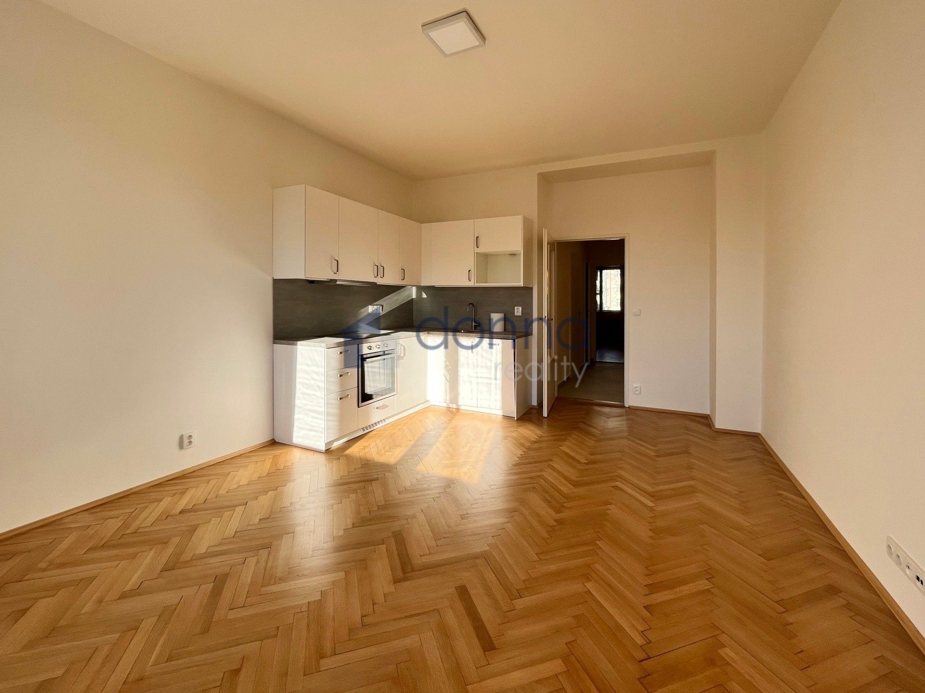Pronájem byt 2+kk - Šrobárova, Praha, 47 m²