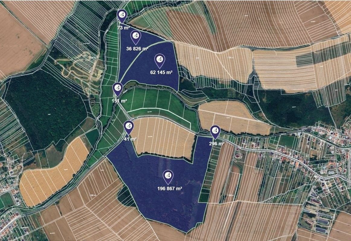 Les, 2 390 m²