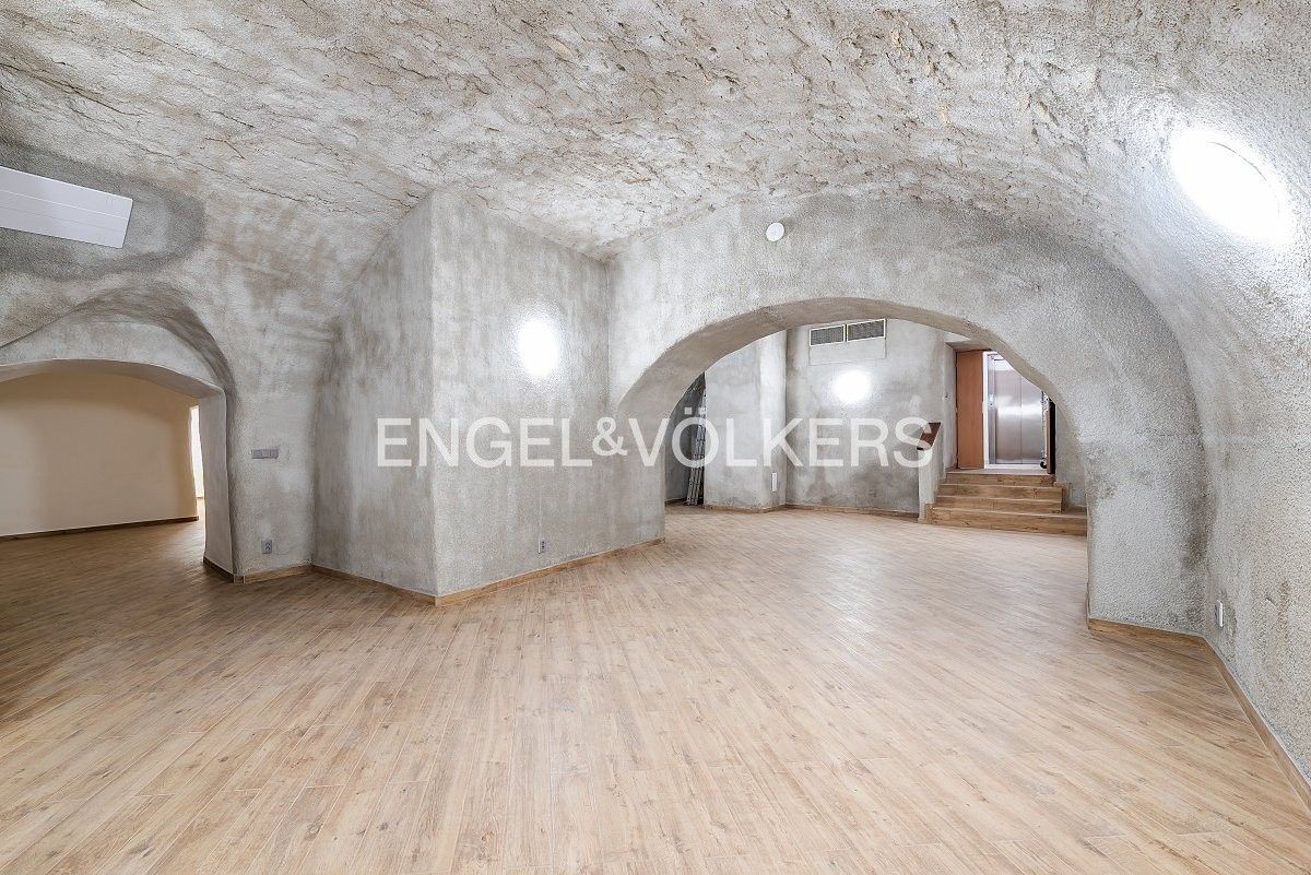 Pronájem komerční - Malostranské náměstí, Praha, 210 m²