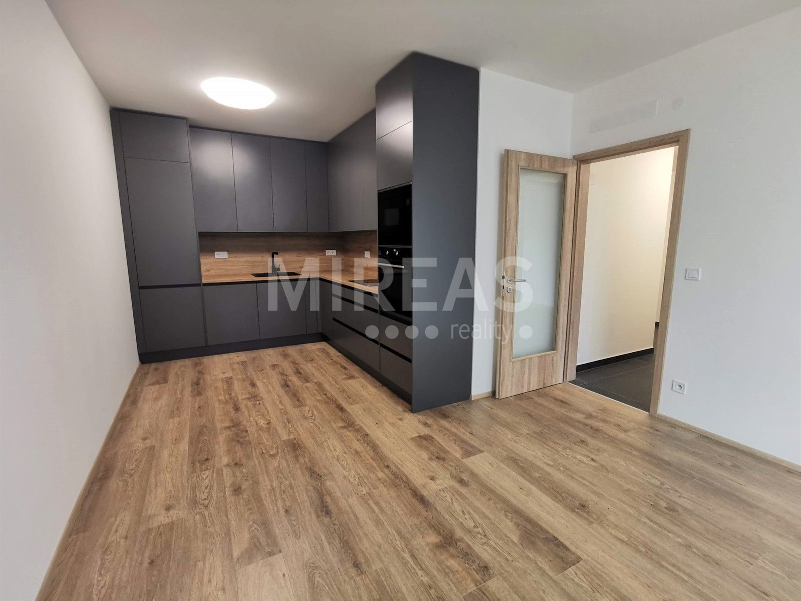 Pronájem byt 2+kk - Štěchovická, Praha, 60 m²