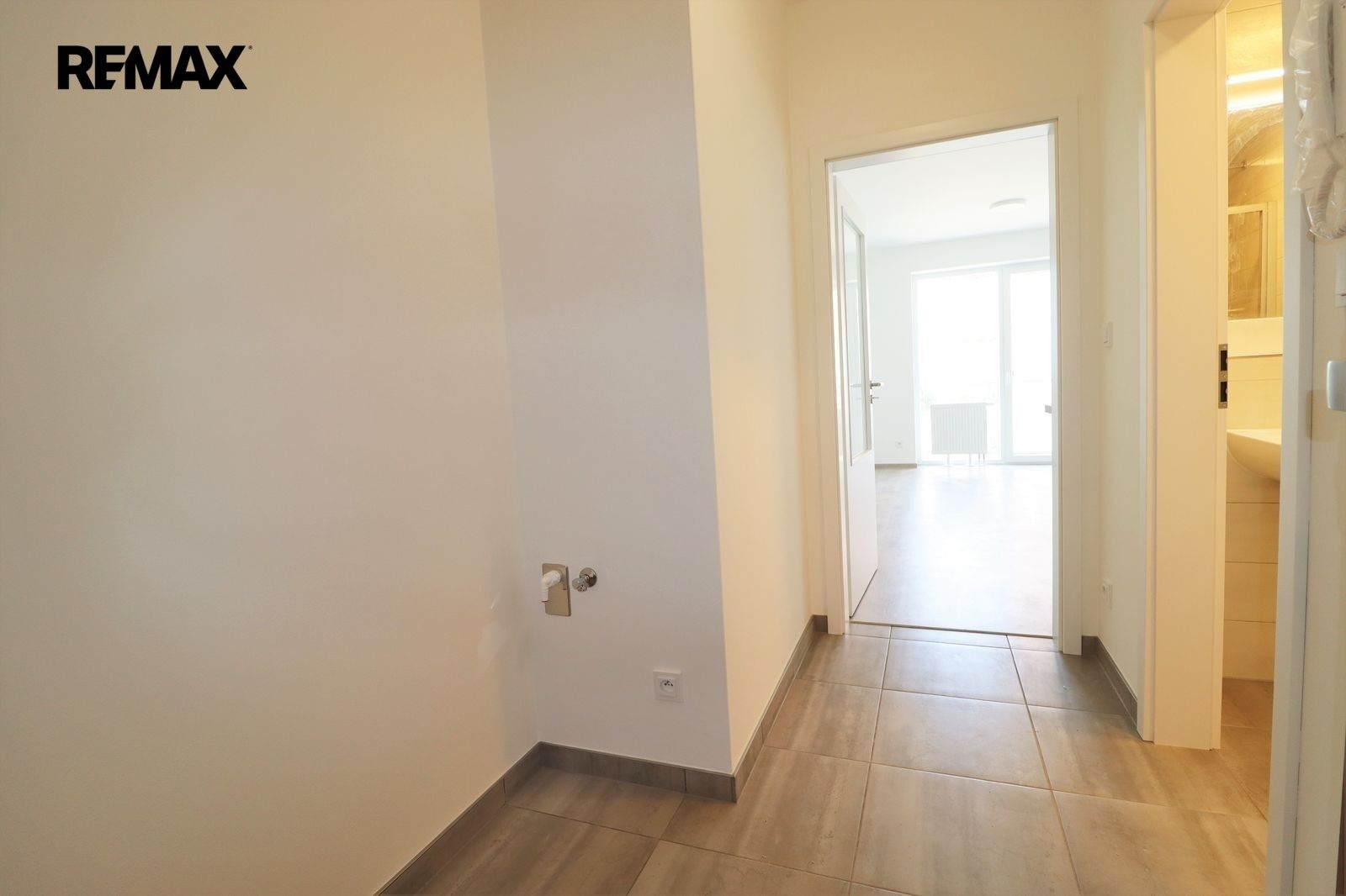 Pronájem byt 1+kk - Za černým mostem 1159, Praha Hloubětín, 30 m² - 5
