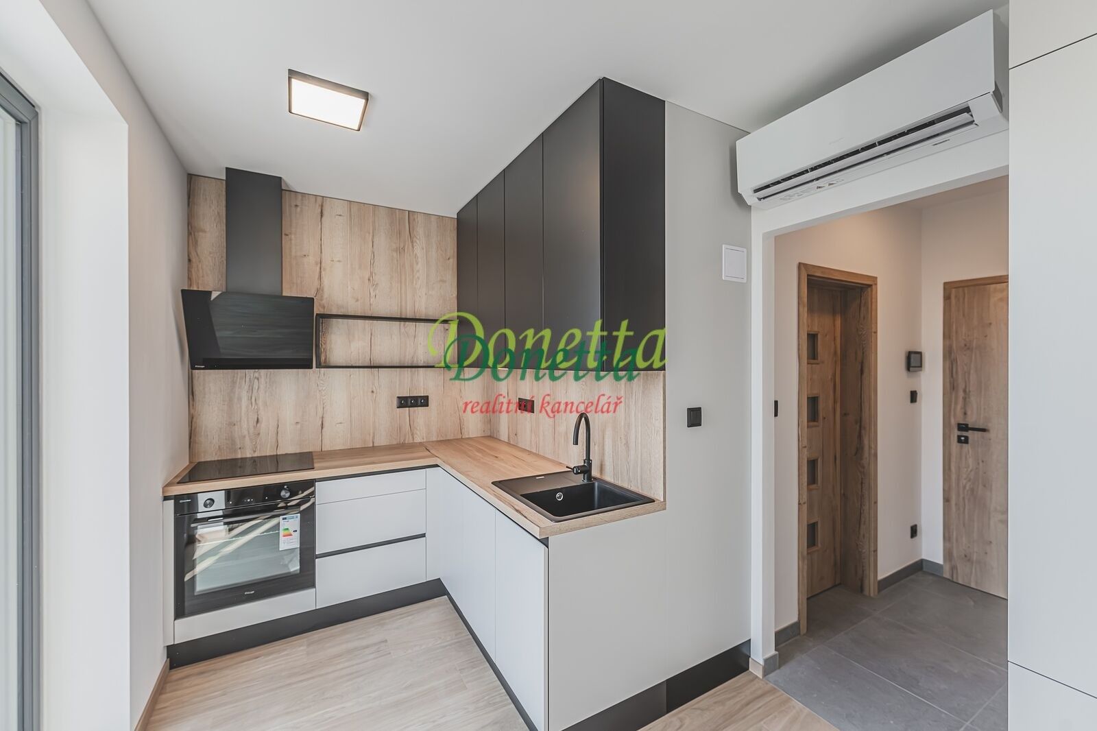 Pronájem byt 1+kk - Pavla Hanuše, Hradec Králové, 33 m²