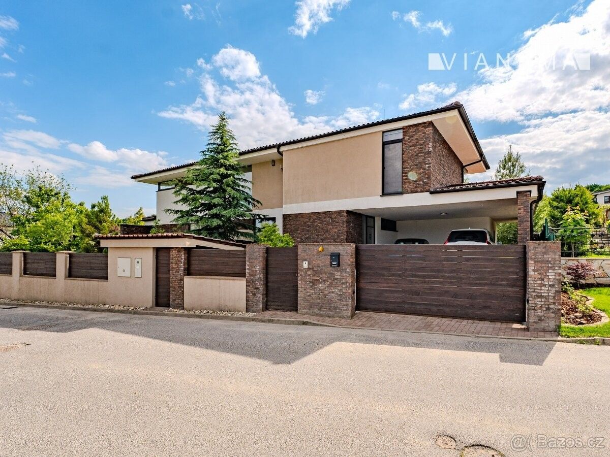 Rodinné domy, 987 65, Slovensko