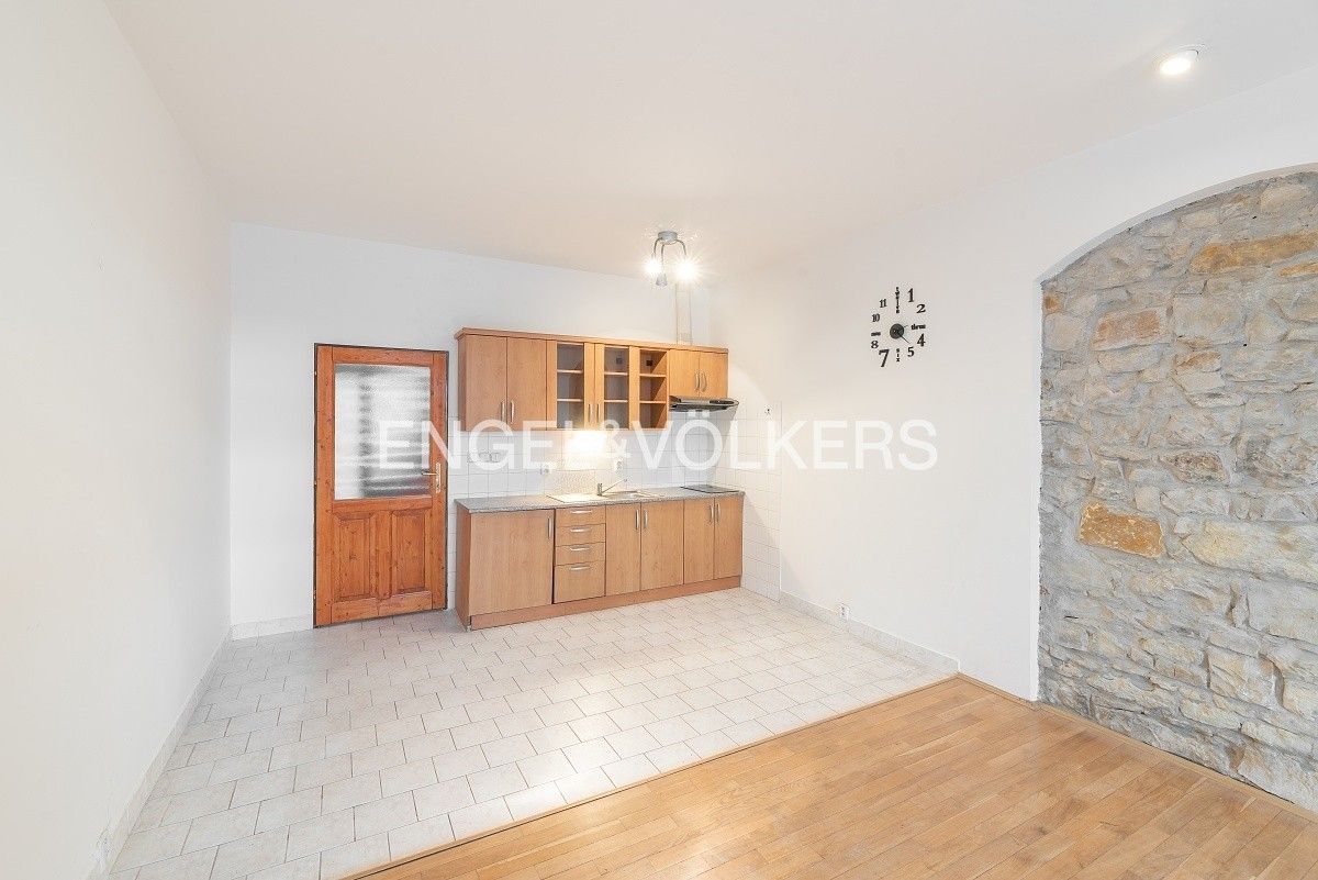 Pronájem byt 1+kk - Pobřežní, Praha, 35 m²