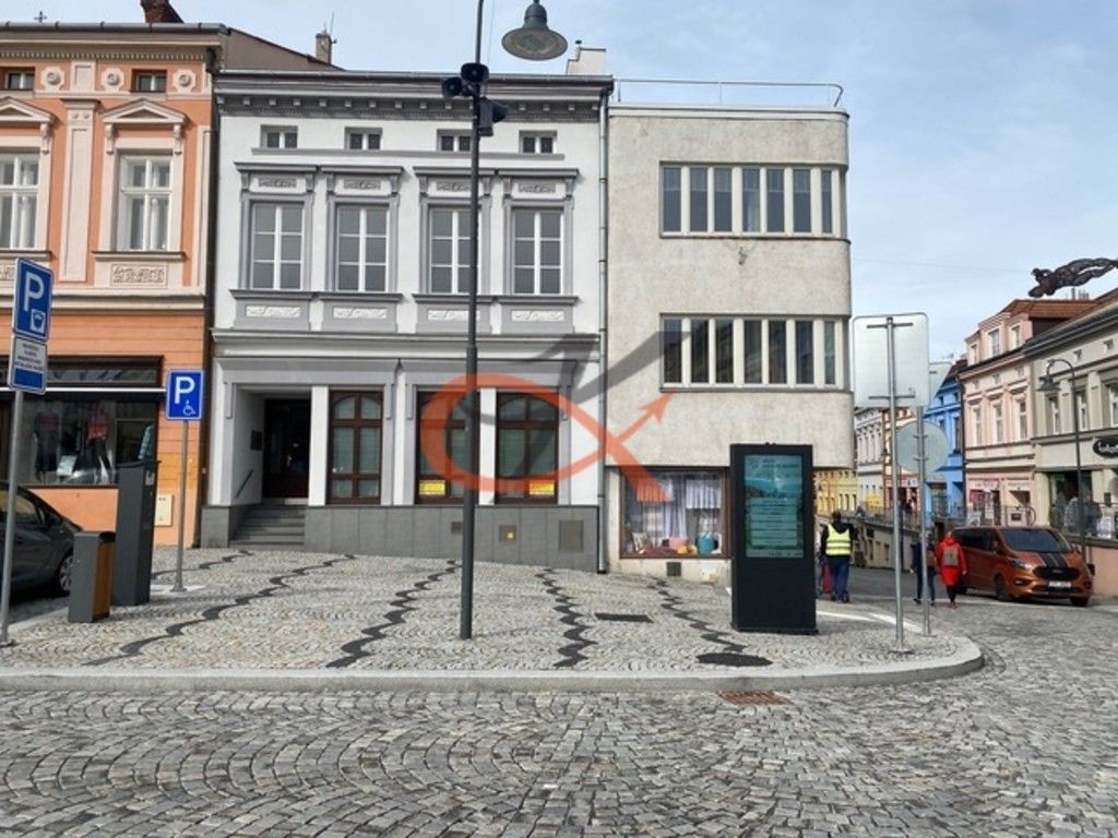 Obchodní prostory, Náměstí, Valašské Meziříčí, 90 m²