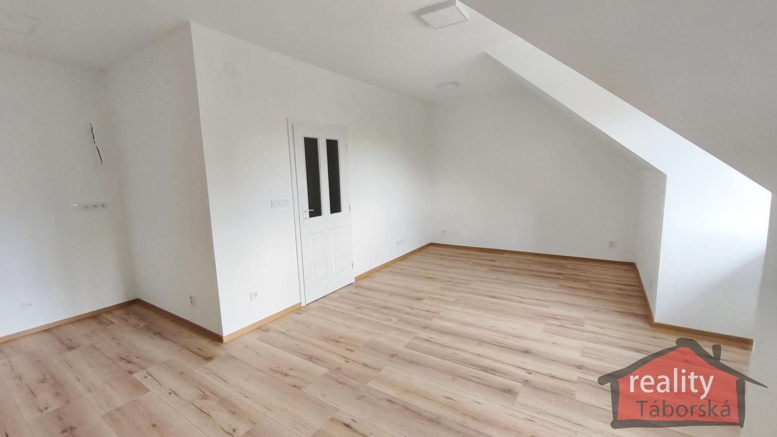 Prodej byt 1+kk - Nupacká, Nupaky, 39 m²