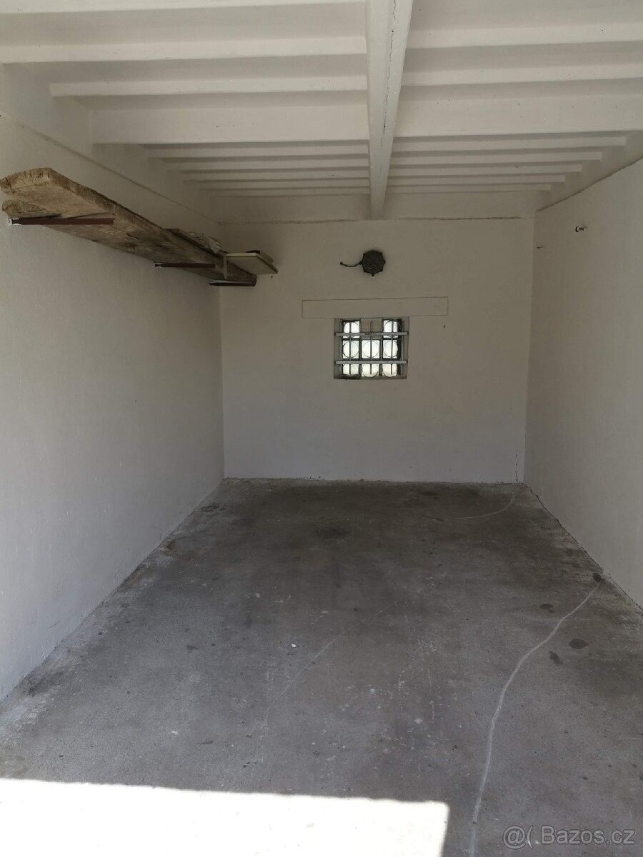 Garáže, Ostrava, 700 30