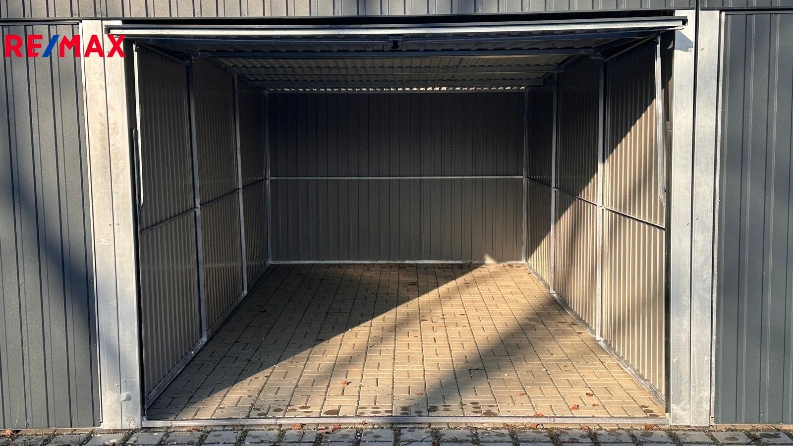 Garáže, Rakouská, Milovice, 18 m²