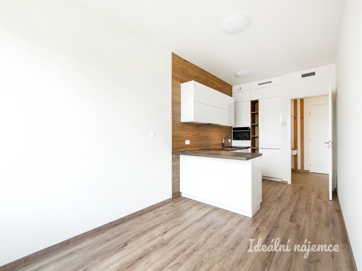 Byt 2+kk · 39 m² · Počernická, Praha - 4
