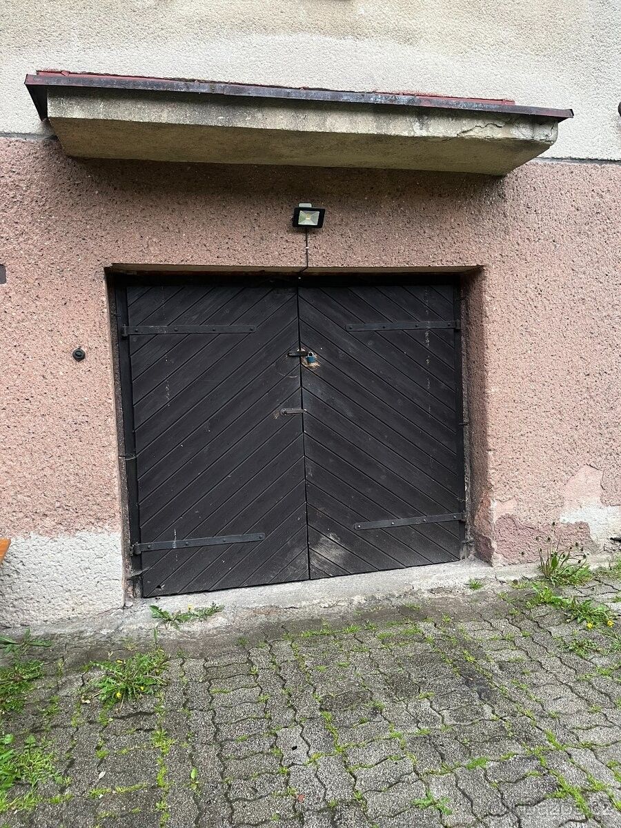 Garáže, Police nad Metují, 549 54