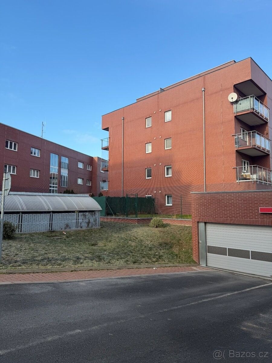 Garáže, Praha, 143 00