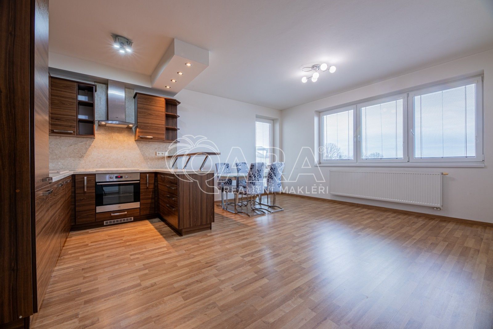 Pronájem byt 2+kk - Tvrdonická, Praha, 58 m²