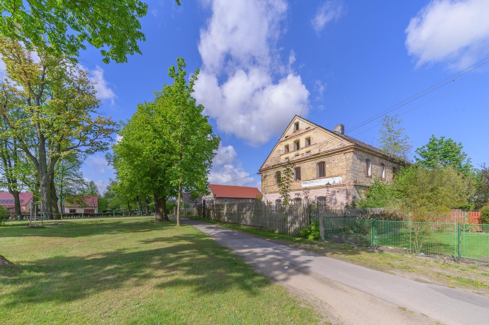 Zemědělské usedlosti, Okna, 1 000 m² - 1