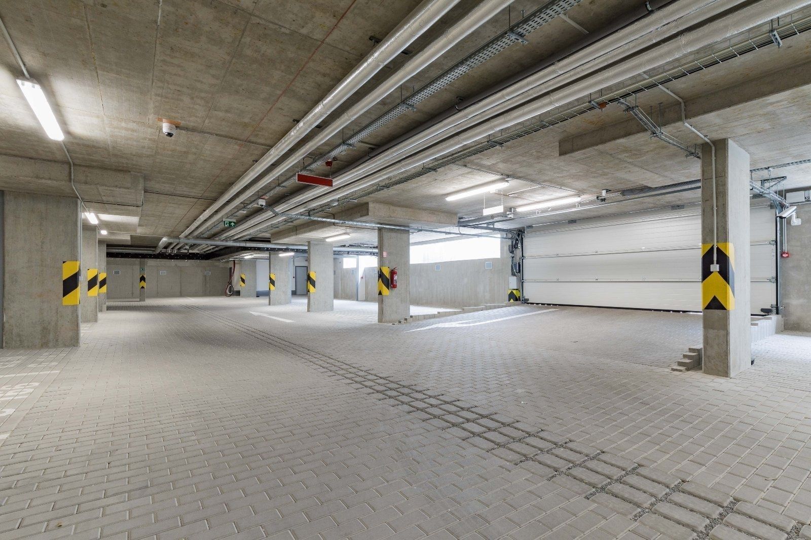 Pronájem garáž - U Pergamenky, Praha - Holešovice, 12 m² - 5