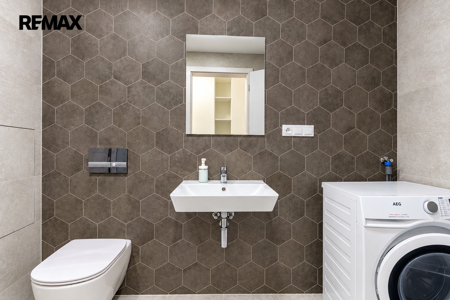 Pronájem byt 1+kk - Ocelářská 2526, Praha Libeň, 45 m² - 5