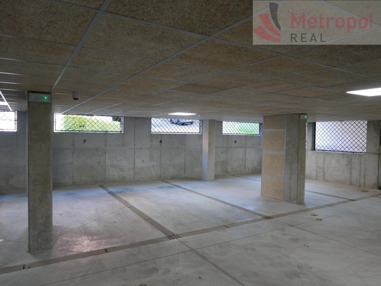 Pronájem garáž - Rumunská, Karlovy Vary, 13 m²