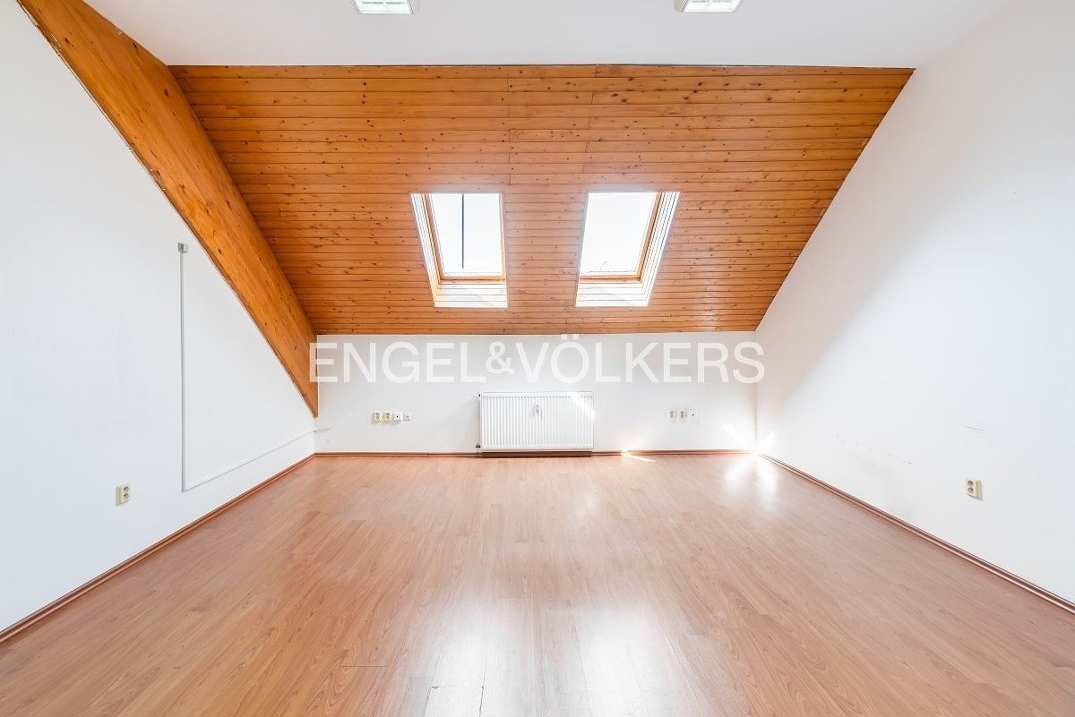 Pronájem kancelář - Zahradní, Jeneč, 29 m²