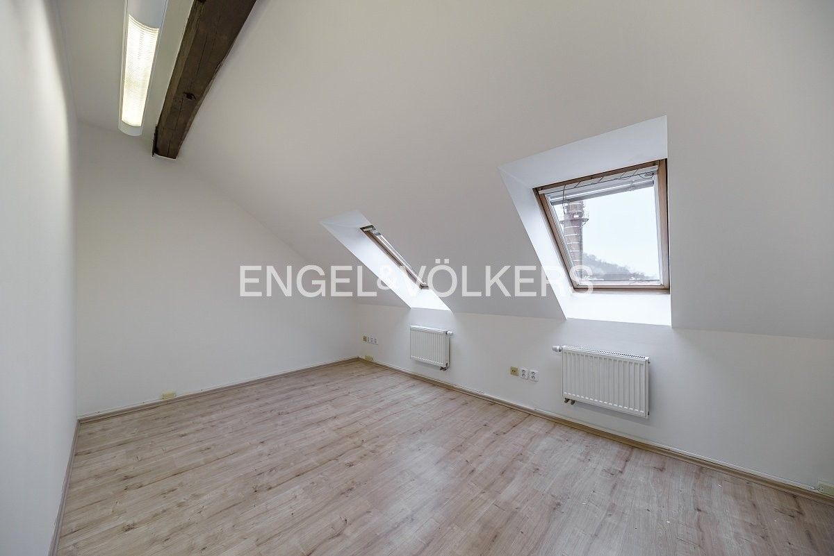 Pronájem kancelář - Viktora Huga, Praha, 99 m²