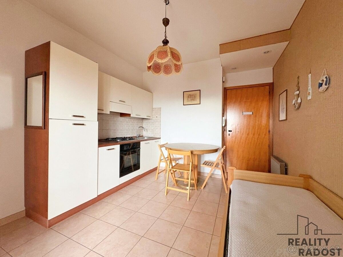 Byty, 987 66, Zahraničí