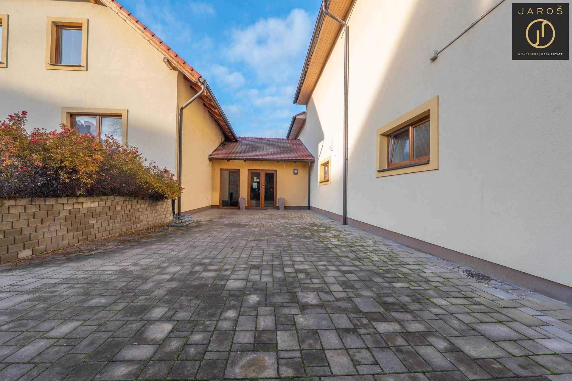 Pronájem kancelář - Náměstí, Buštěhrad, 576 m²