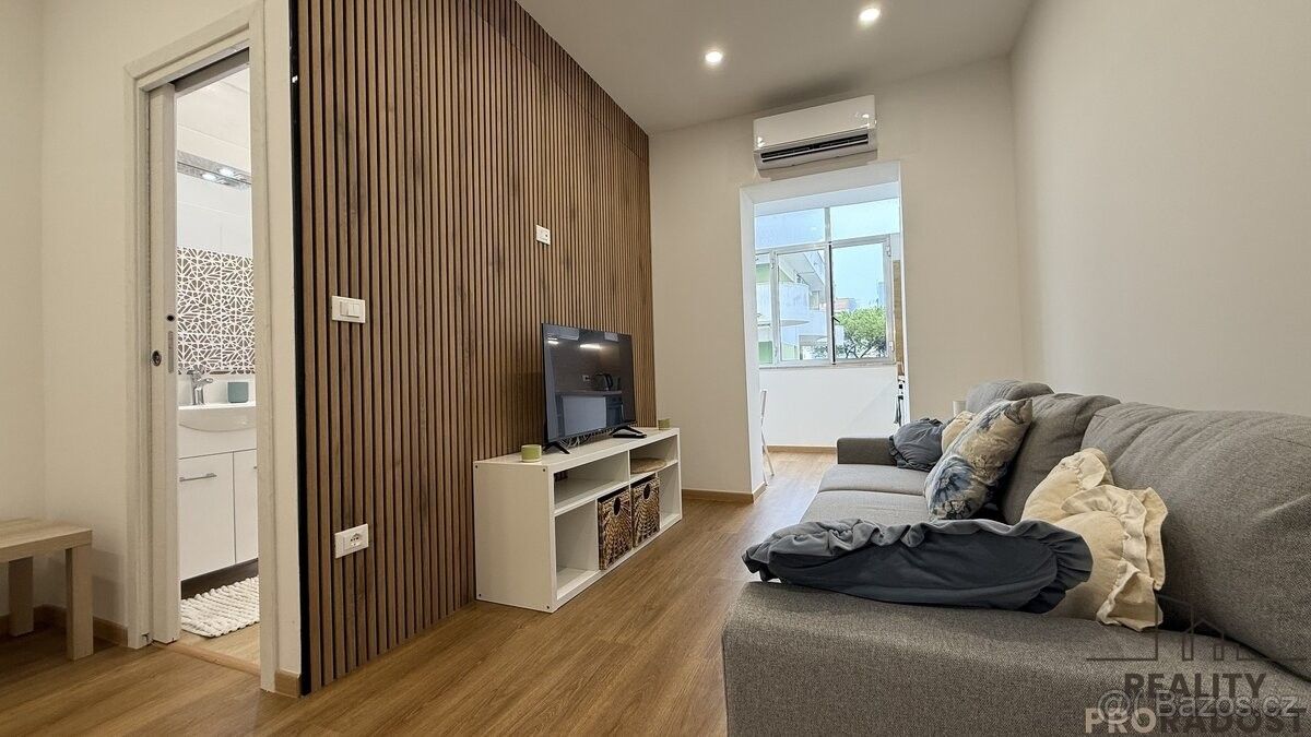 Byty, 987 66, Zahraničí